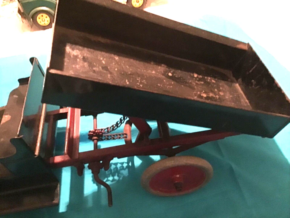 BUDDY L PRESSED STEEL CHAIN LIFT DUMP TRUCK 24” - Image 3 of 4