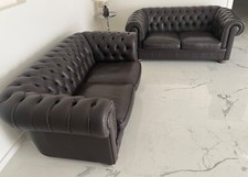 Coppia di divani stile chesterfield come nuovi