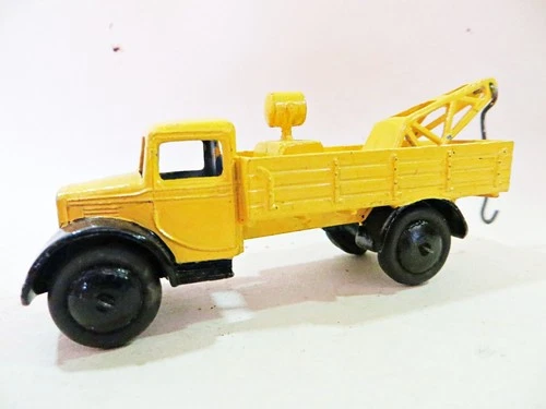 DINKY 30e BREAKDOWN TOW/RECOVERY TRUCK/LORRY. YELLOW/BLACK. VINTAGE.