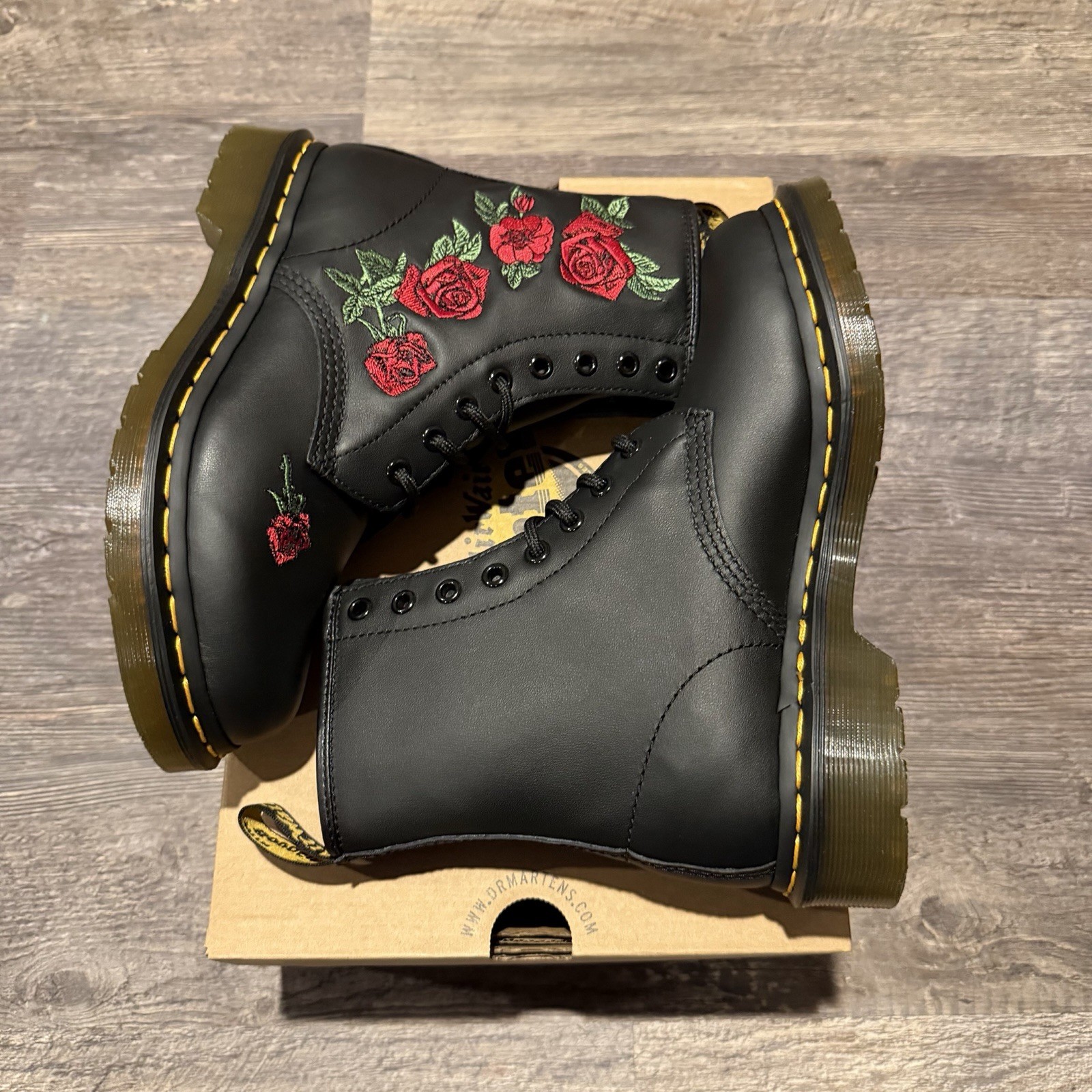 Doc Dr Martens Vonda Mono Shoes Womens Embroidered Size 7 Flower Combat Boots US