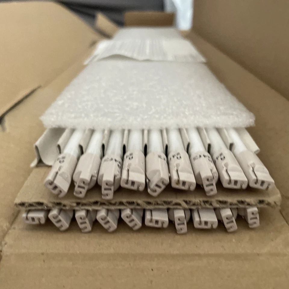 SYLVANIA FM13/830 - 13W T2 Bulbs 3000K - 26253-1 ( 19 EA ) [ New Open Box ] - Image 3 of 4