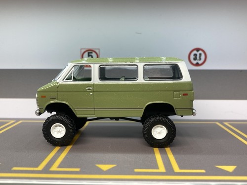 1971 Chevy Van Lifted 4x4 Truck 1/64 Diecast Custom M2 Machines Off-Road 4WD - Picture 13 of 14
