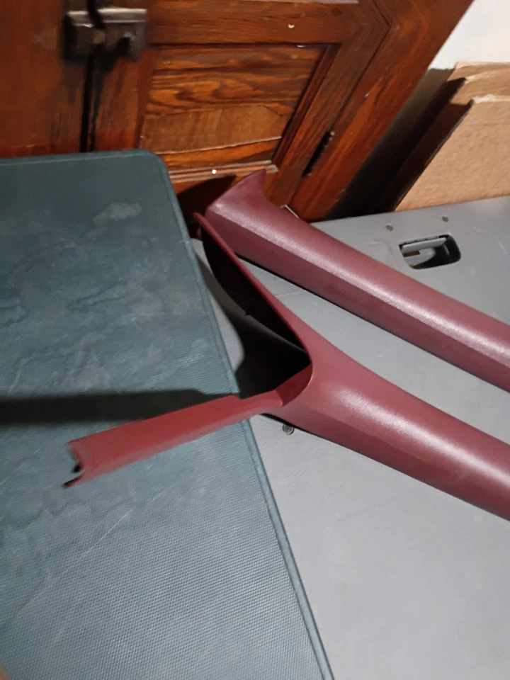 Chevy Caprice 1991-96 paneles de ajuste de pilar derecho e izquierdo en rojo oscuro. Foto 4 de 4