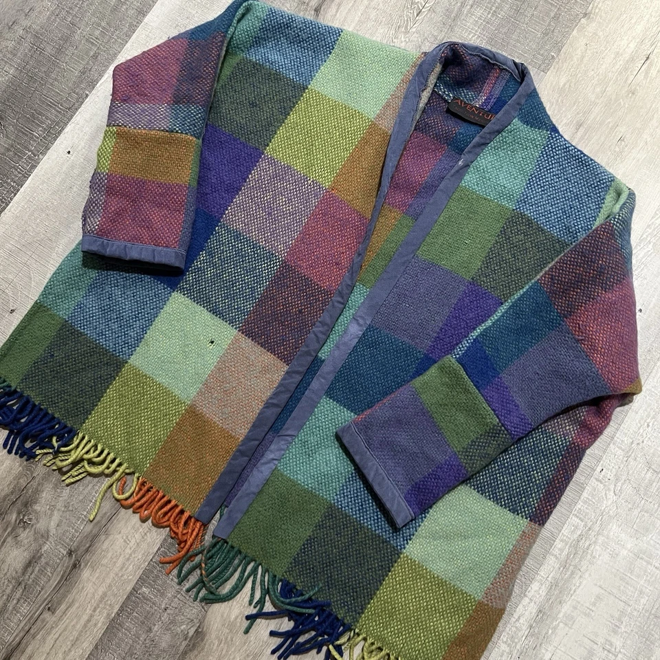 Suéter Boho De Colección Aventura Taos Nuevo México Frente Abierto Lana a Cuadros Colorido Flecos Foto 3 de 4