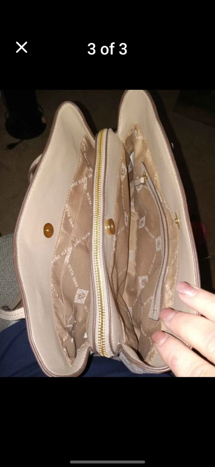 Bolso de hombro mediano de cuero para mujer. ¡Mucho espacio para todas tus necesidades diarias! Foto 2 de 3