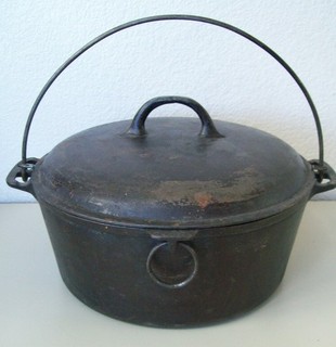 VTG # 8 FAVORITE PIQUA WARE SMILEY LOGO 4 QT CAST IRON DUTCH OVEN W/ LID