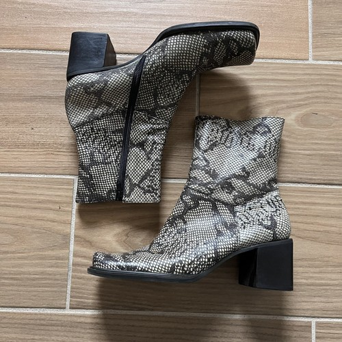 Kenneth Cole Square Toe Women’s Boots Size 7.5 Side Zip Y2K Snake Print
