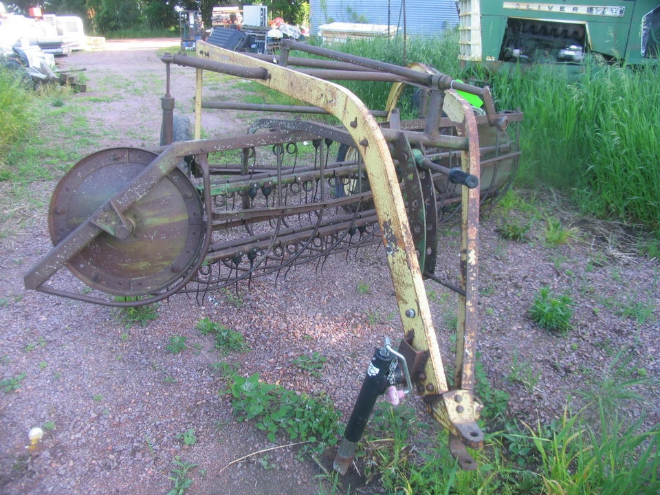 John Deere 894 TIPO TIRÓN RASTRILLO HENO ACCIONAMIENTO POR TIERRA 5 Bar ENTREGA LATERAL Foto 2 de 3