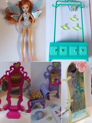 Bloom Dress Up Raum Room Puppe Merch Set Winx Club Kleidung Möbel Tisch
