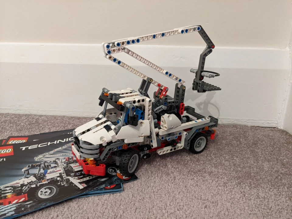 Lego Technic 8071 - Bucket Truck / Telescopic Handler - Image 2 of 3