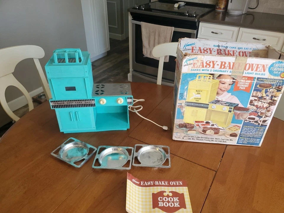 Vtg 1960's Kenner Easy Bake Turquoise Oven, TESTED, Orig. Box, Cookware, Cookboo - Image 2 of 4