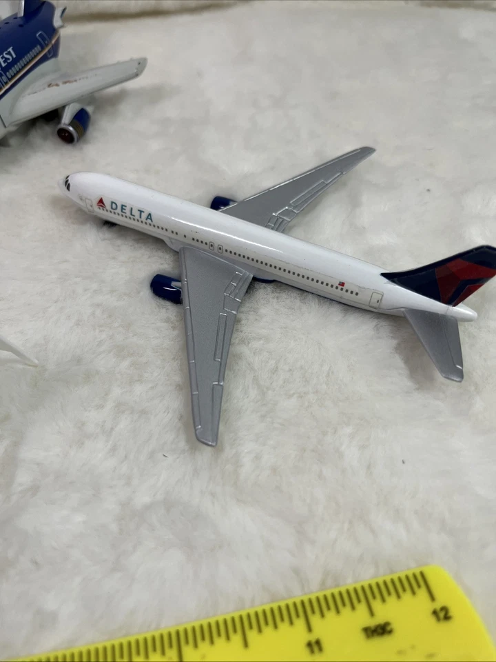 14 piezas Delta Airlines y Midwest Lote Mixto Aviones y Vehículos, Letreros, RealToy, LEER Foto 2 de 4