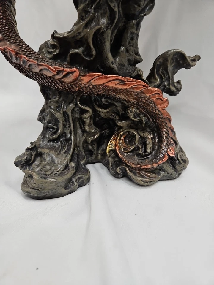 Estatua de dragón gótico a gran escala Toscano Lash, azote de la oscuridad Foto 2 de 4