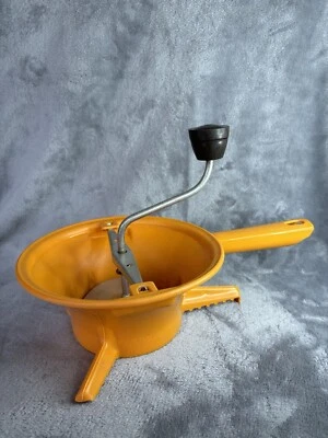 Ancien moulin à légumes presse purée N*1 ustensiles de cuisine orange - Photo 1/4