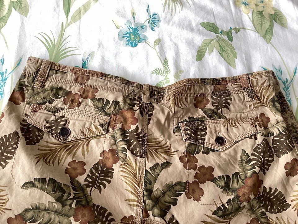 Mantaray Fern Print Beige/Green Cargo Shorts Size 44”Waist 11”Leg 100