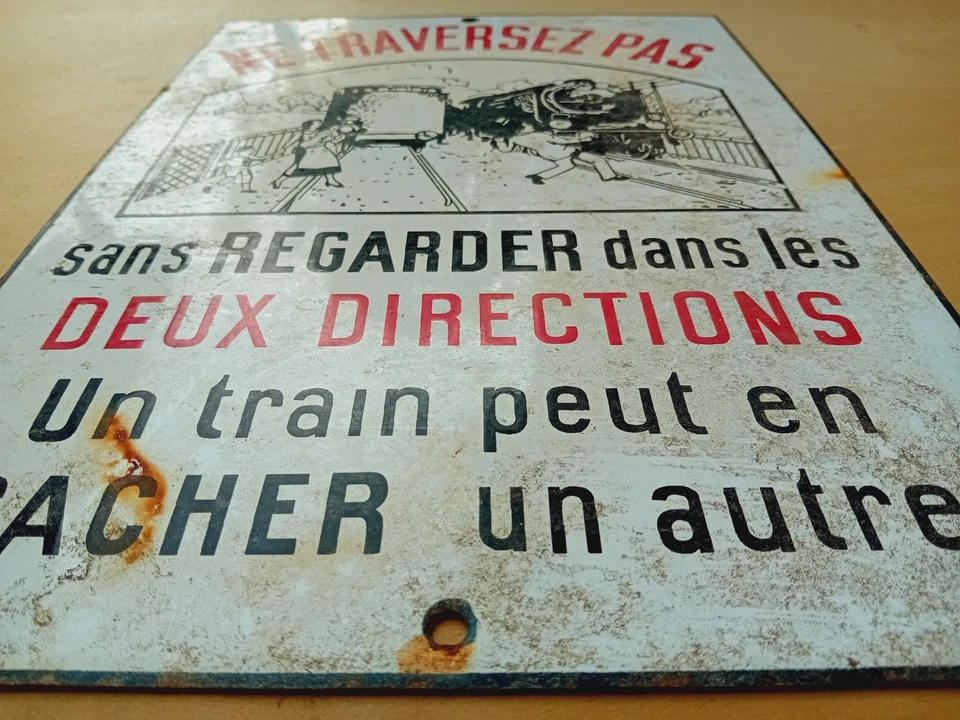 Ancienne plaque émaillée UN TRAIN PEUT en CACHER un AUTRE passage à niveau SNCF - Photo 4/4