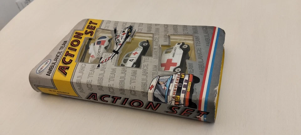 Macchinine vintage Ambulance Team Action Set - Elicottero, Macchina Ausiliaria, - Immagine 2 di 3