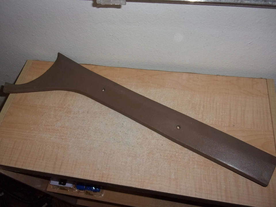 Camión Dodge Ram Ram Ram Ram Ram Ramcharger D150 D250 1981-1993 pasajero derecho moldura de pilar bronceada Foto 2 de 3