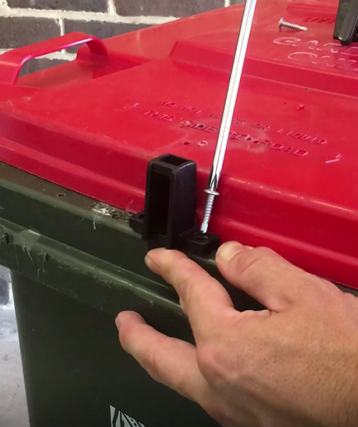 Wheelie bin lock, wheelie bin, wheelie bin lid lock, gravity lock, bin