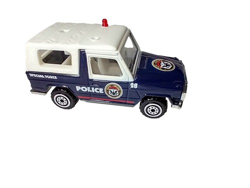 Bruder 02588 - Vehículo Policial Land Rover Defender, Remolque Para Caballos, 1 Caballo, 1 Policía, Módulo De Luz Y Sonido