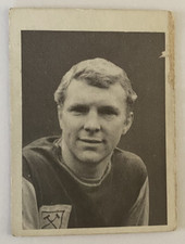 Bobby Moore A&BC Football Card - Black & White 1966 Split Pairs Card - Number 80