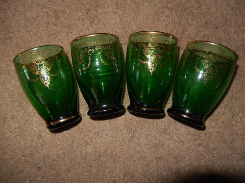 Ancienne carafe en verre vert vénitien et 4 verres cordiaux assortis bordure dorée - Photo 6/19