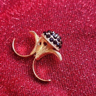 Vintage Sarah Coventry Double Finger Ring Gold Tone Black Rhinestone & Leaves