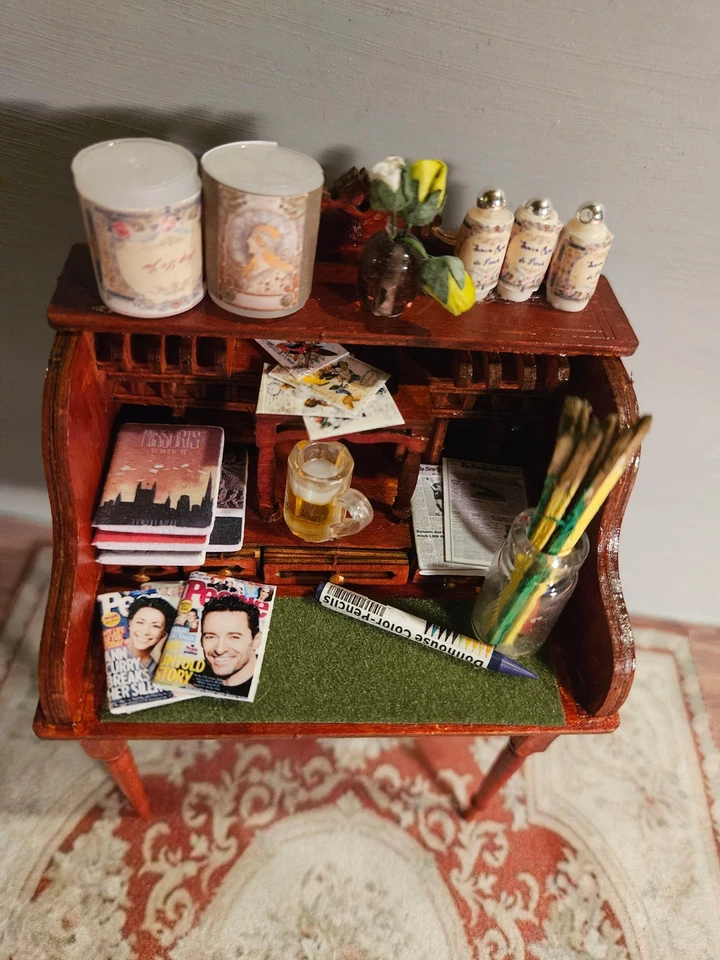 Escritorio de secretaria para casa de muñecas escala 1:12, silla Bespaq, alfombra y accesorios Foto 4 de 4