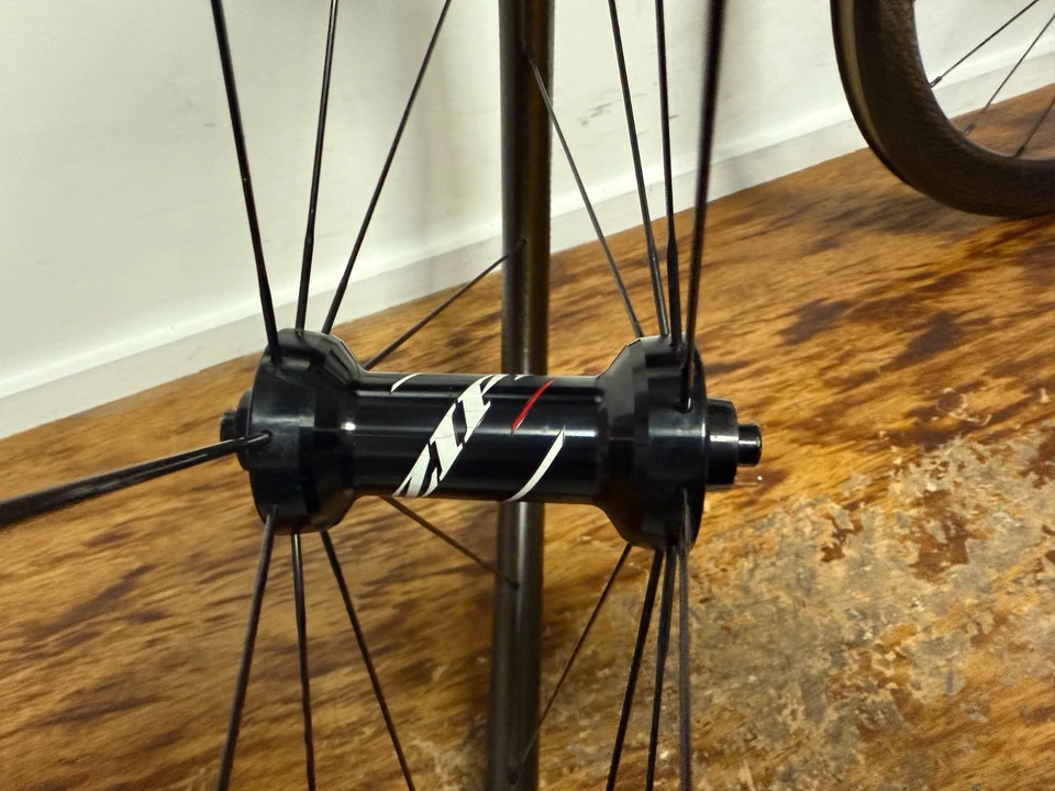 Juego de ruedas de freno de llanta cubierta de carbono Zipp 303 Firecrest 77/177 11 velocidades Foto 4 de 4