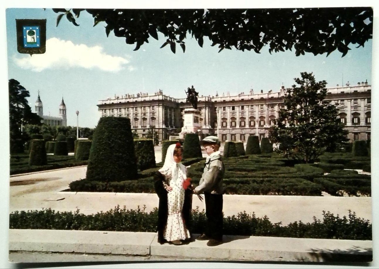 Postal fotocromática vintage del Palacio Real de Madrid con pareja típica
