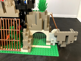 LEGO Castle: Dragon Knights: Dark Dragon's Den (Set 6076) - 99% COMPLETE