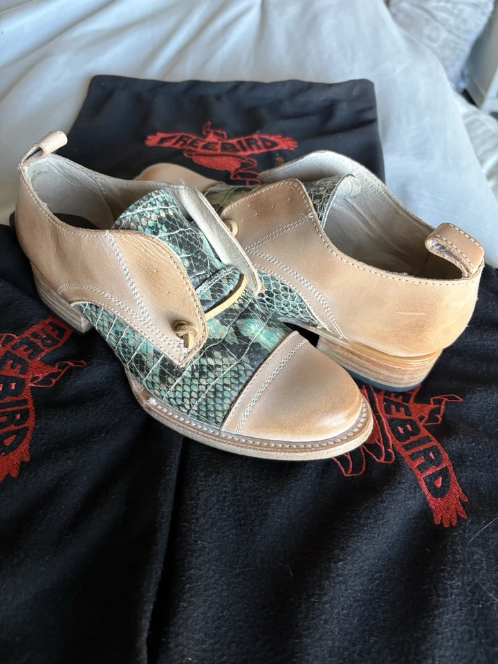 Botas de cuero para mujer Freebird by Steven. Patrón de piel de serpiente turquesa talla 7 Foto 3 de 3