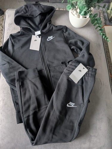 Neu Nike Kinder Unisex Full Black Trainingsanzug Full Zip Top + Jogginghose Freizeit Gr. S - Bild 15 von 22