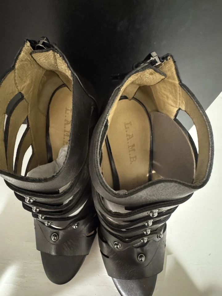 L.A.M.B. Tacones de cuero con tachuelas Gladiador punta abierta tiras bronce Foto 2 de 4