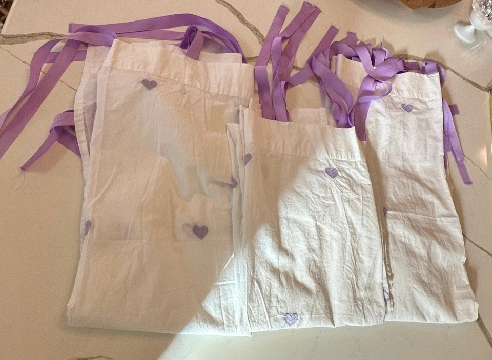 "Panel de cortina Pottery Barn Kids blanco púrpura corazón lazado 44x63"" - 3 disponibles" Foto 2 de 4