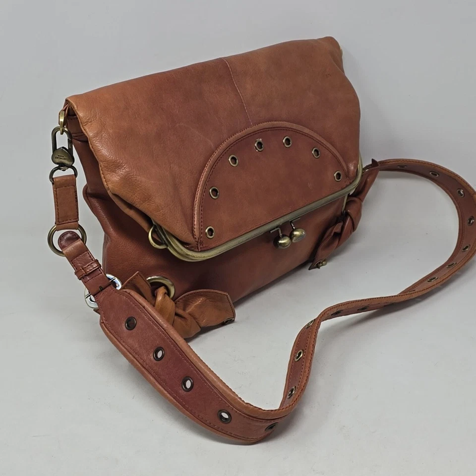 Bandolera Lovcat Paris de cuero marrón plegado Foto 2 de 4