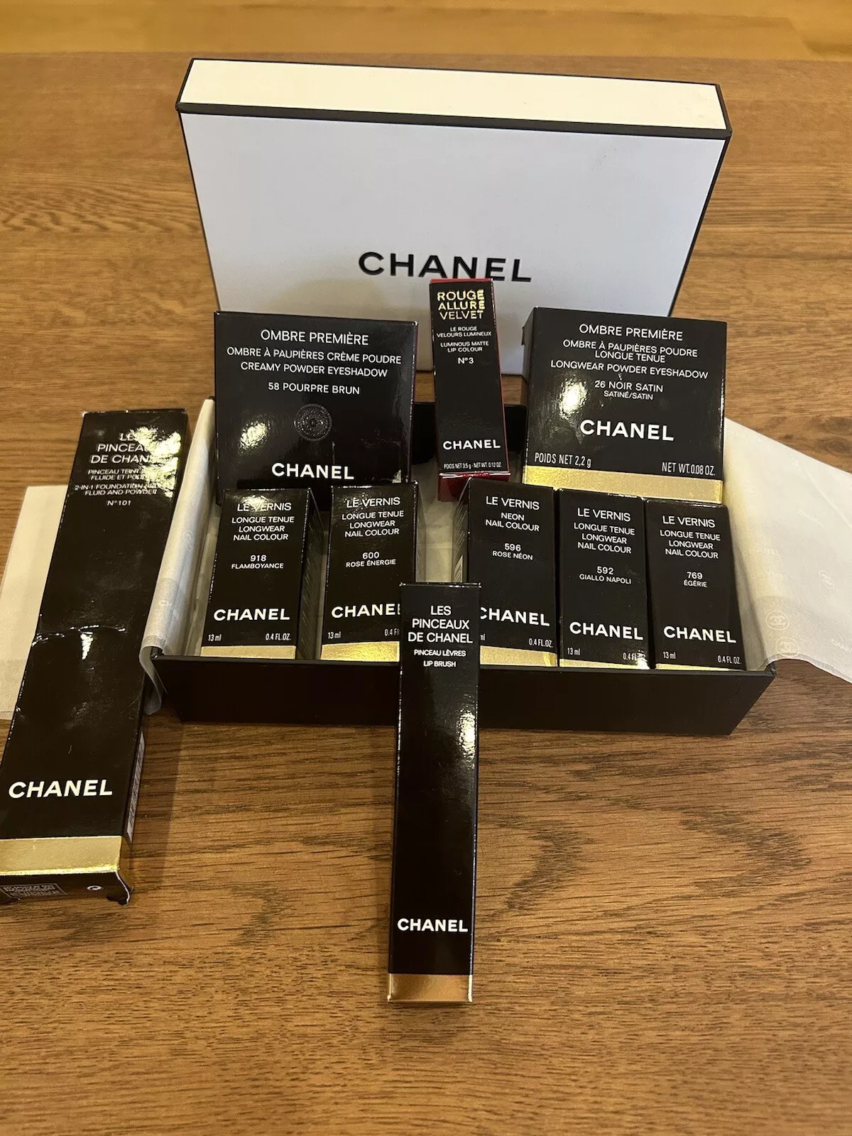 CHANEL NEUF : Vernis vernis à ongles, fard à paupières, rouge à lèvres, brosse à poudre, brosse à lèvres