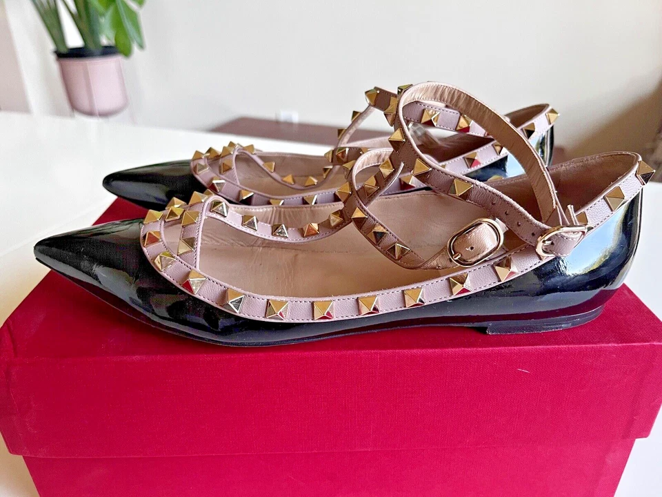 Zapato plano bailarina Valentino Rockstud charol enjaulado para mujer (talla 39) negro Foto 2 de 4