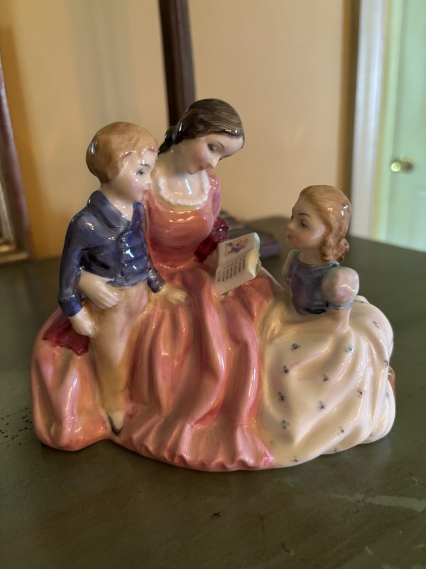Royal Doulton England The Bedtime Story HN2059 Fine Bone China Excellent Cond