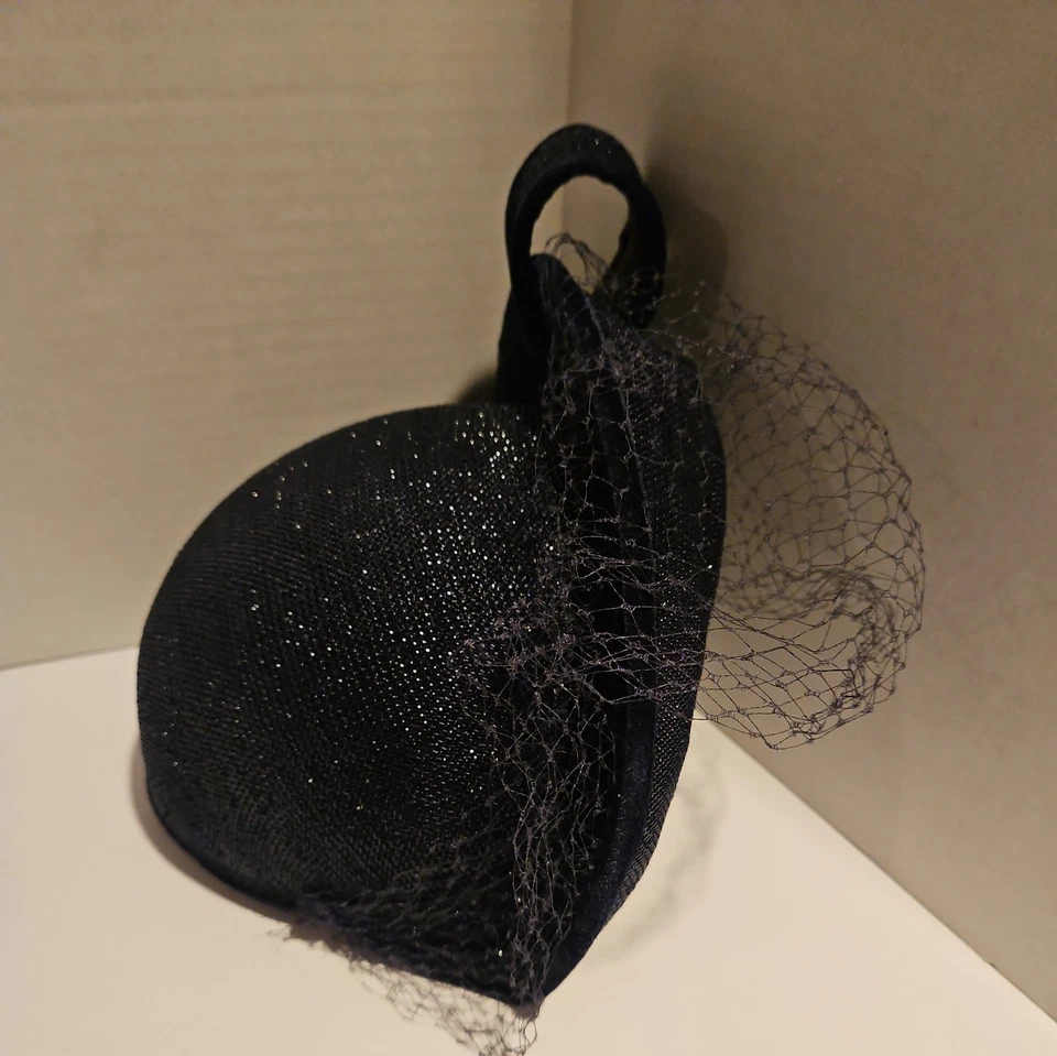 Chapéu fascinador preto feminino vintage com véu, joias - Imagem 4 de 4