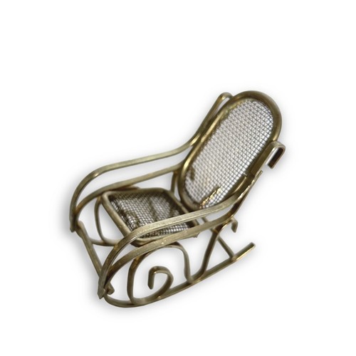 Silla mecedora en miniatura vintage para casa de muñecas malla metálica respaldo de asiento - Imagen 2 de 5
