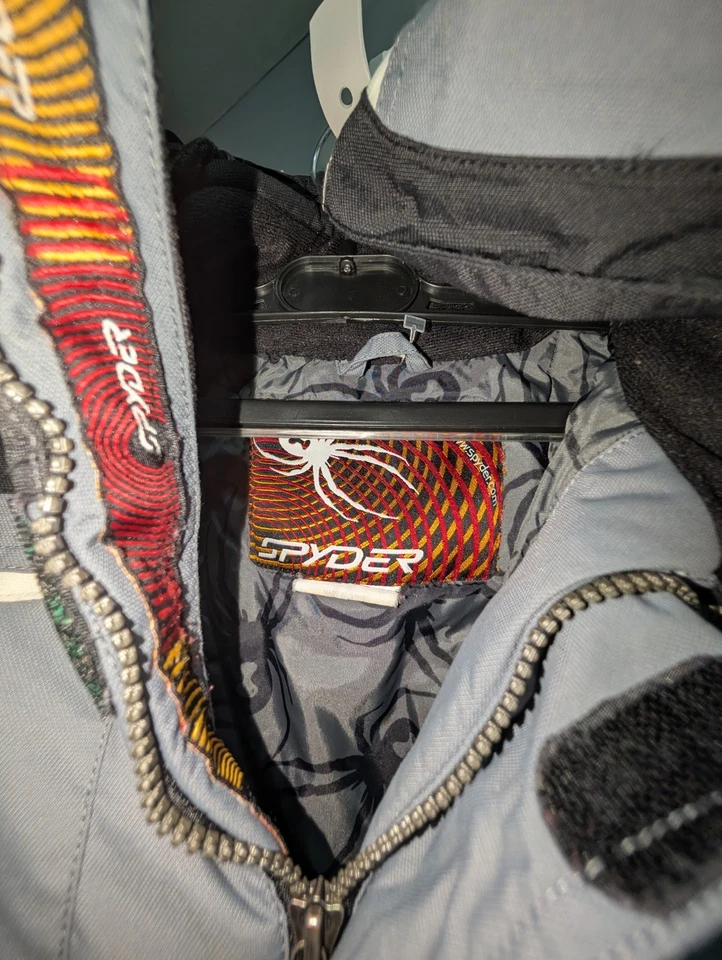 Chaqueta de esquí SPYDER gris para niños S 16 XL. Abrigo de invierno muy acolchado y ropa de abrigo.  Foto 2 de 4