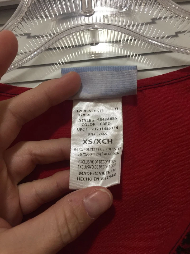 Blusa Médica SB para Mujer Roja con Encaje Negro Cuello en V Talla XS RN 52469 Foto 4 de 4