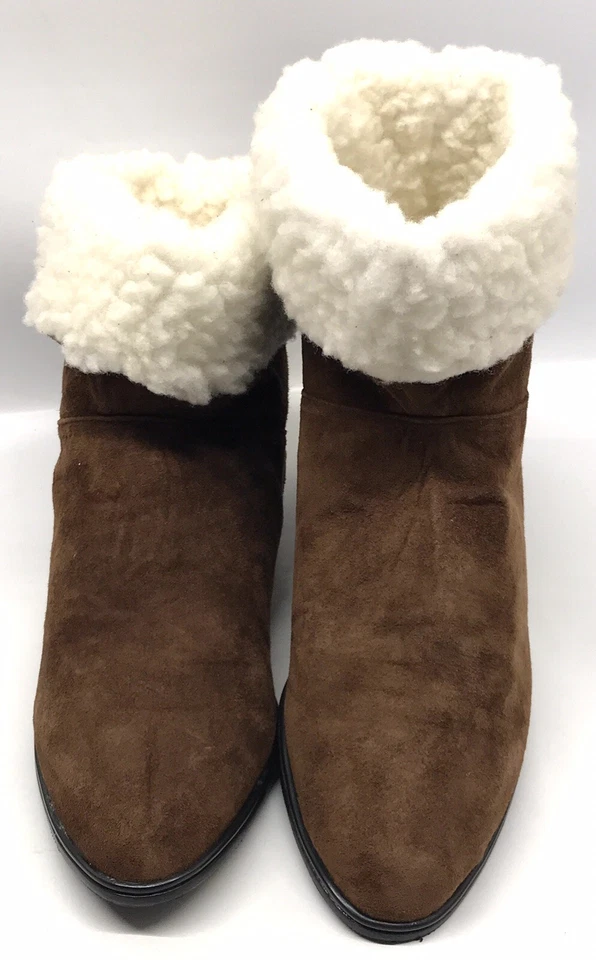 Botines Newport News de cuero con ribete de piel de chocolate talla 9B 96265 para mujer Foto 2 de 4