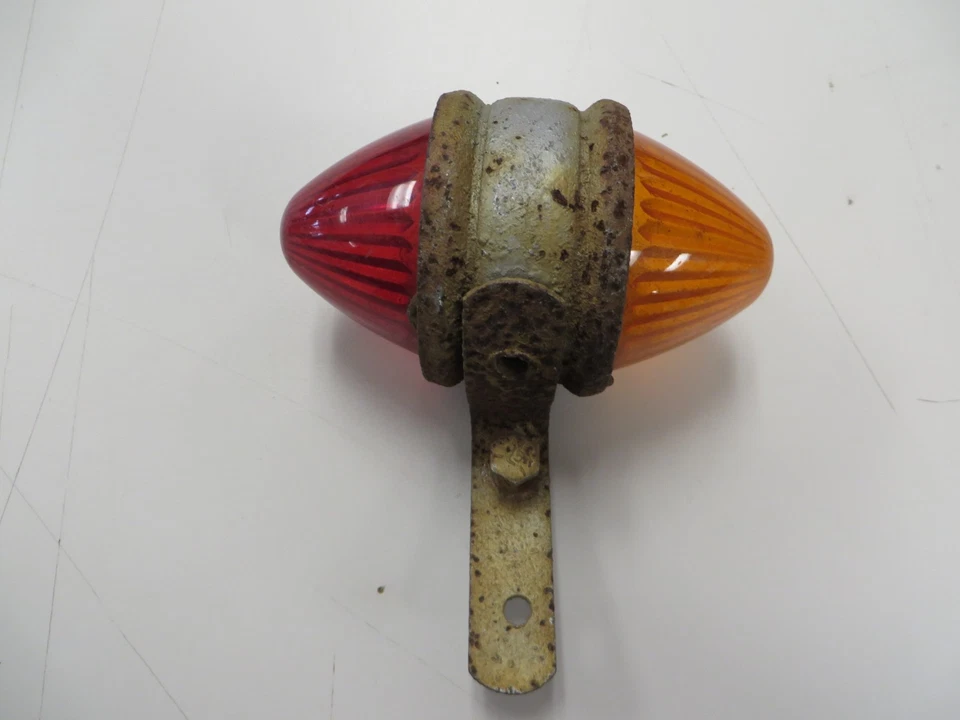 vintage red and amber marker lights with bracket. Foto 2 de 4