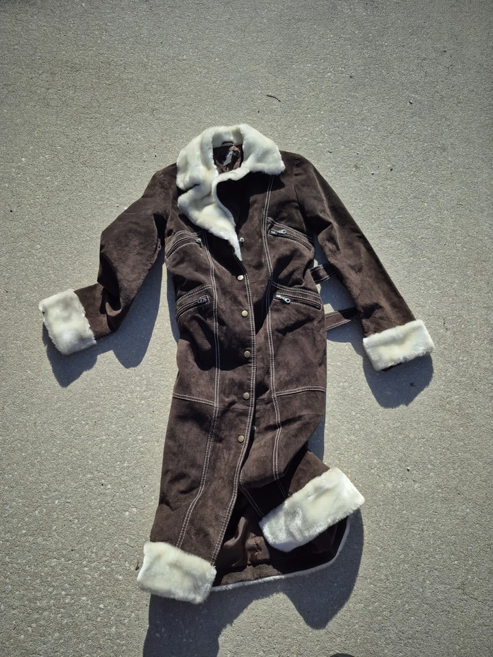 Gabardina Penny Lane de gamuza genuina con piel de oveja de Taunt