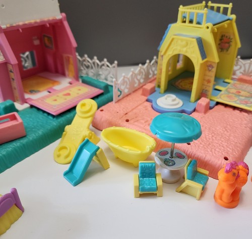 My Little Pony Petite Ponies Happy Hearts Cottage Whinny Wink Inn con accesorios - Imagen 23 de 24