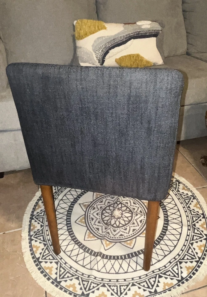 Silla tapizada West Elm azul marino con patas de madera ligeramente usada -excelente estado Foto 4 de 4