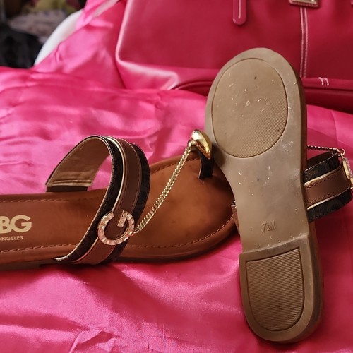 GBG Los Angeles Women's Flat Sandals Chain Logo Brown Black Faux Leather 7.5 - Picture 9 of 9
