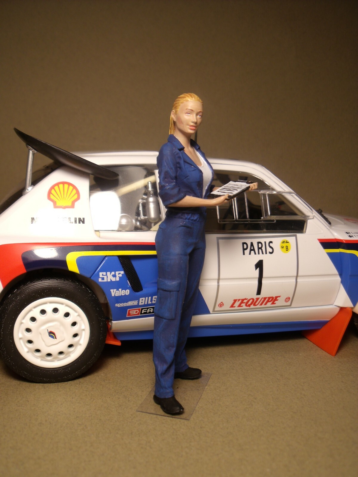Figurine Sandra 1/18 Vroom pour animer vos vitrines de miniatures Ottomobile et Solido figees